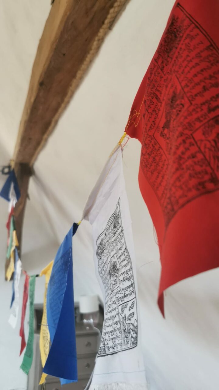 Une guirlande tibétaine comme décor du Katavibra du jour chez Morgane à Strasbourg